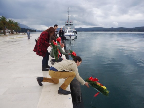 Anti NATO aktivisti spuštaju vijenac u more