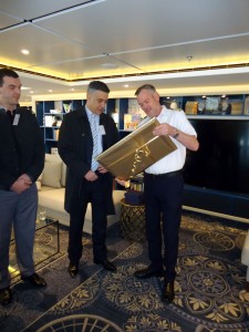Gradonačelnik Kotora predaje poklon kapetanu