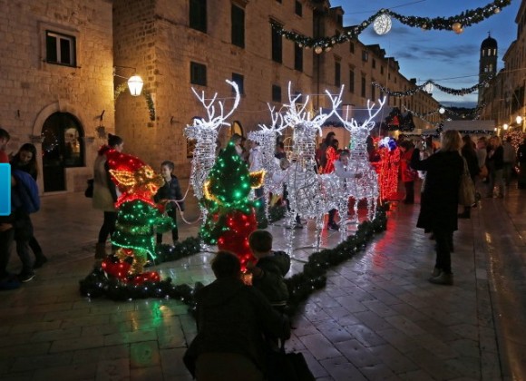 Božićna atmosfera na Stradunu-foto Nikša Duper