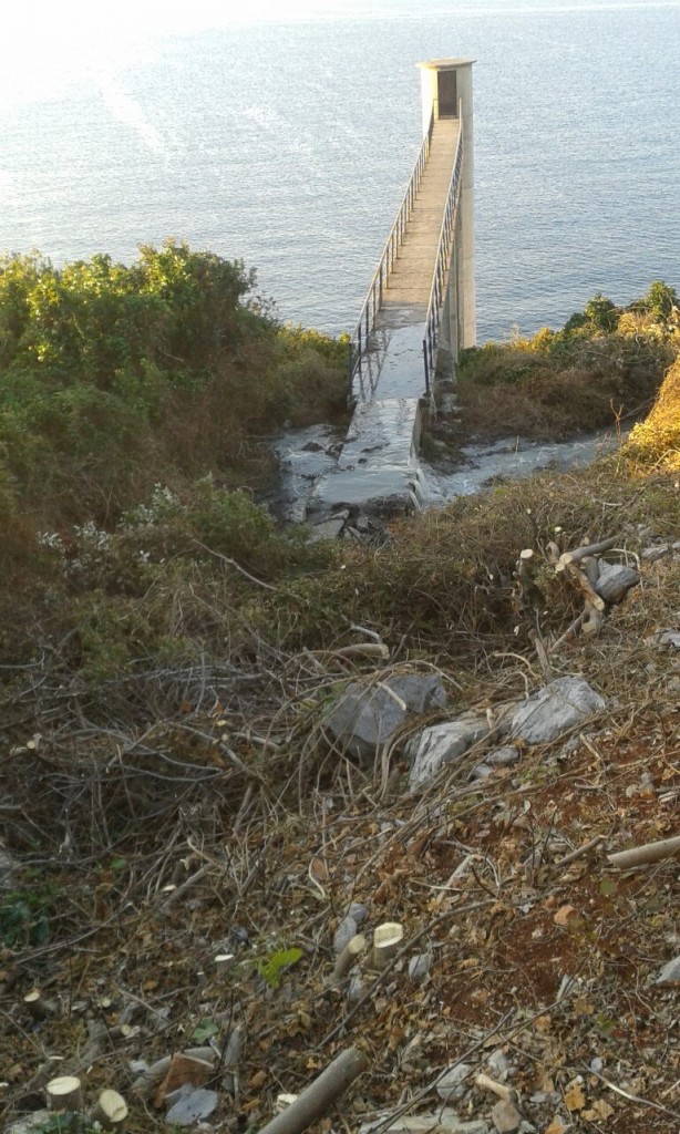 Izlivanje otpadnih voda na obali zaliva Trašte