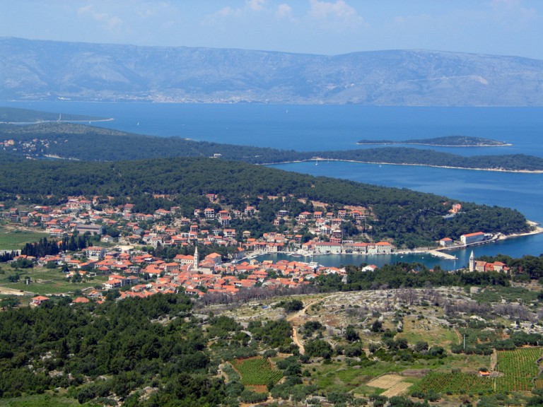 Plovio prema Malti, pa izronio na rivi u Jelsi!