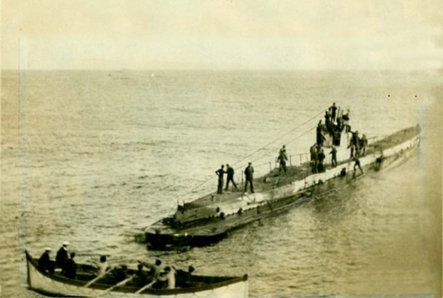 Podmornica U-35 sa čamcem za spašavanje i brodolomnicima sa jedne od njenih žrtava
