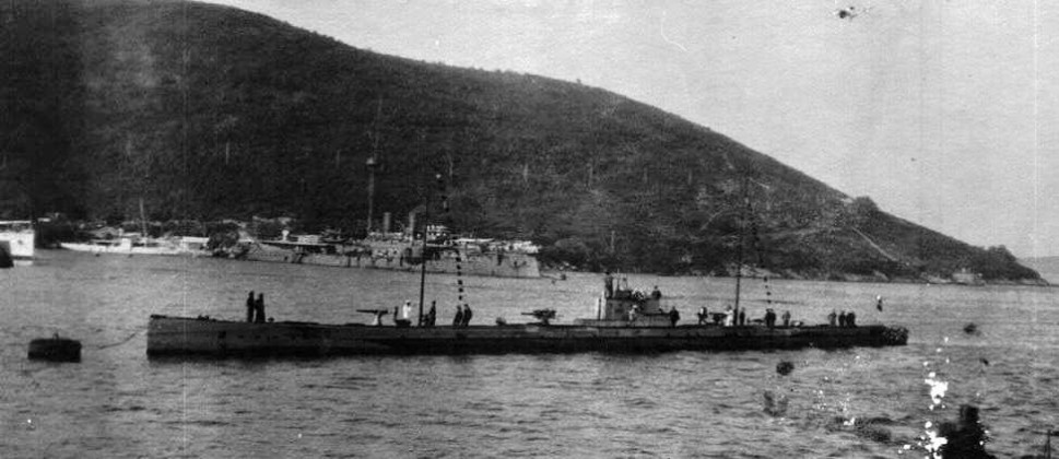 Podmornica U-35 vezana na plutači u Rosama