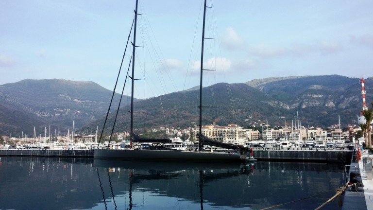 Porto Montenegro – stigala nesvakidašnja jahta sa trkačkim pedigreom
