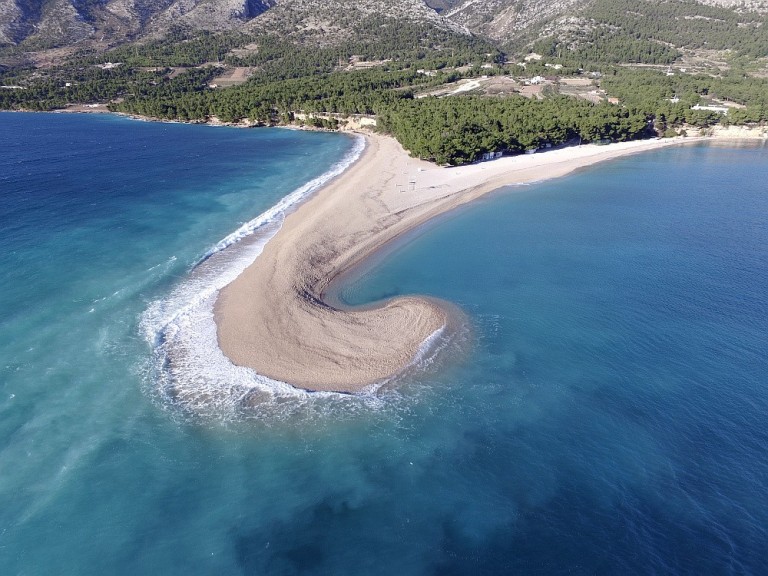 Snaga prirode: Snažna tramontana “iskrivila” Zlatni rat na Braču