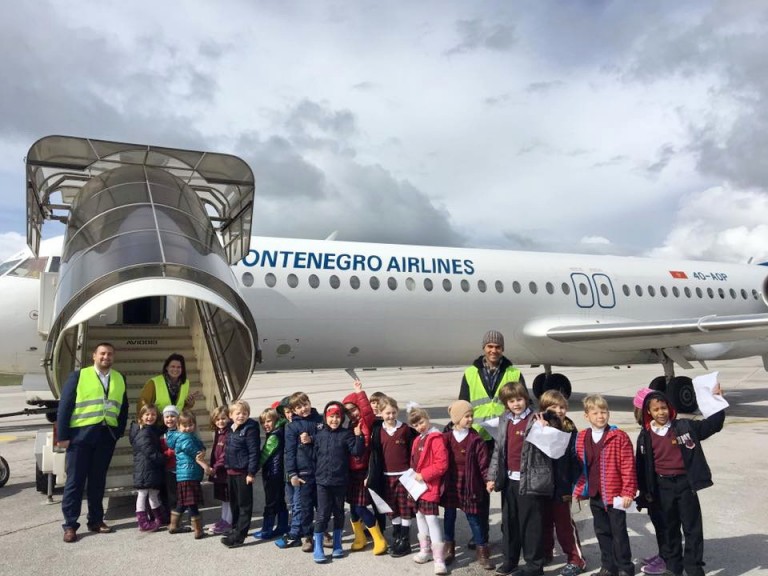 Obišli avion i vozili se u vatrogasnim kolima