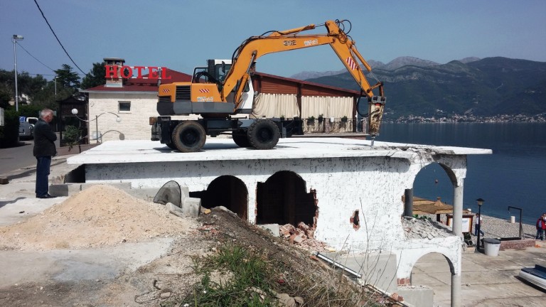Obustavljeno tek započeto rušenje nove turističke vile u Krašićima
