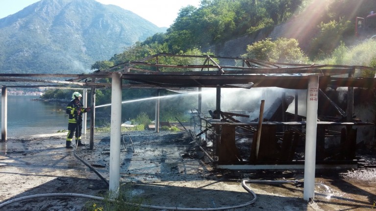 Tivat: U požaru potpuno izgorio plažni bar “Verige beach”