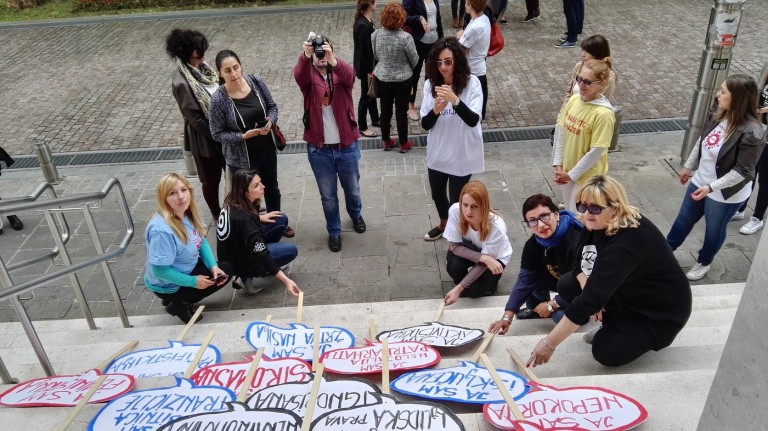 Protest aktivistkinja povodom konvencije ‘Ona je ta’