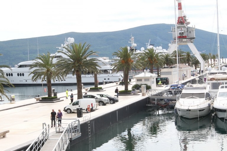 Bentley Bentayga „pozirao“ u Porto Montenegu