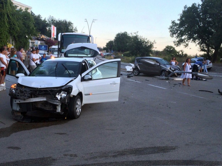 Četvoro povrijeđenih u saobraćajnoj nesreći u Bečićima