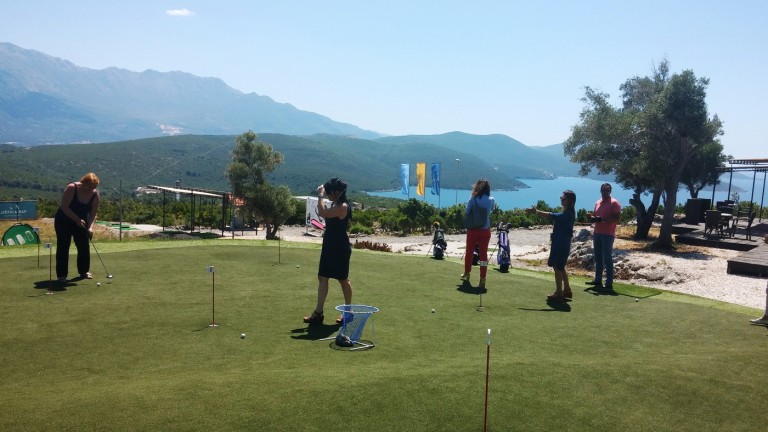 Uprkos sezoni i turistima, ne jenjava gradnja rizorta na Luštici