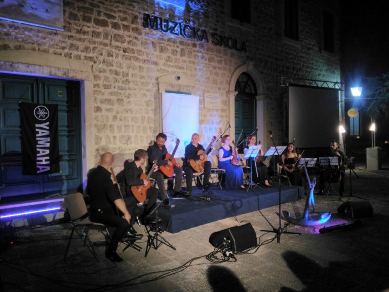 Otvorena izložba “Kotor okom Zdravka Velimirovića”