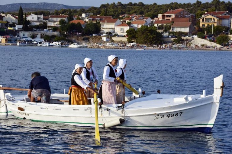 Regata s 30 veslačica oživljava krapanjsku tradiciju