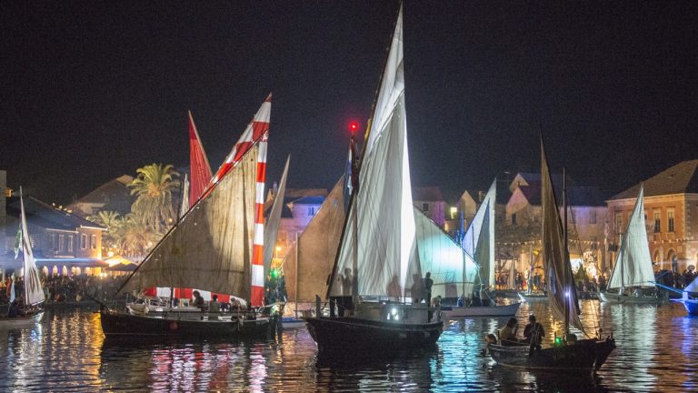 Veličanstvena parada tradicijskih brodova u Starom Gradu