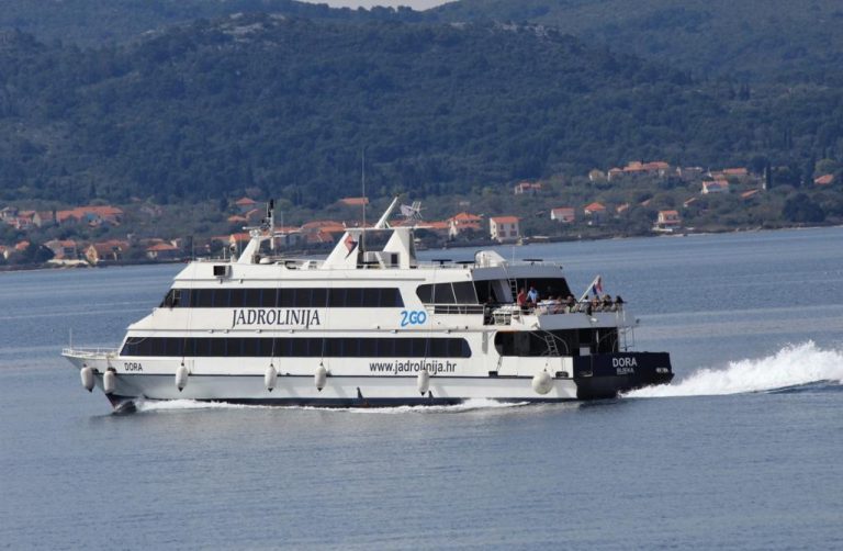 Zadar: Posvađao se s djevojkom pa skočio u more s trajekta