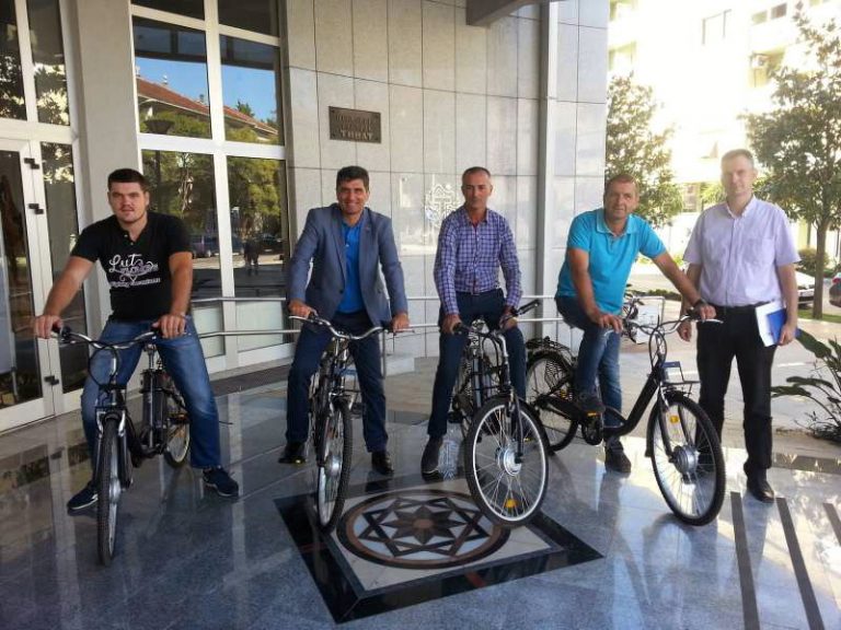 Dio tivatskih javnih ustanova dobio službene električne dvotočkaše