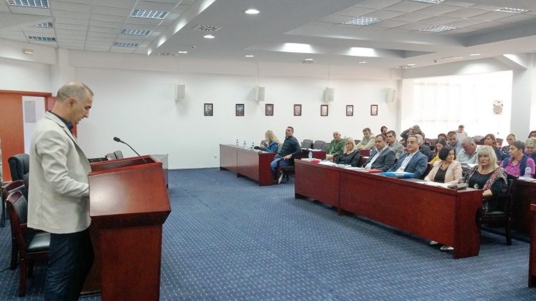 Tivat – opozicija kritikuje, gomilate administraciju, a ništa ne gradite…