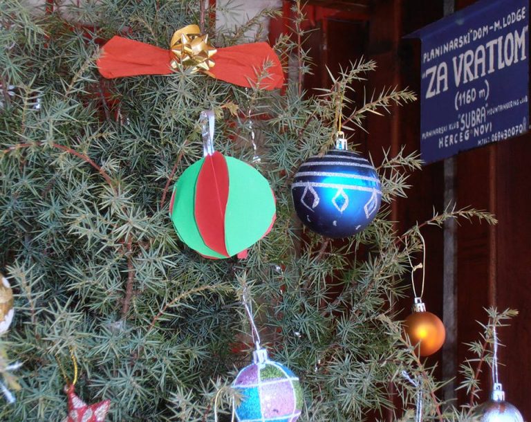 Na Orjenu djeca kitila smreku (kleku)
