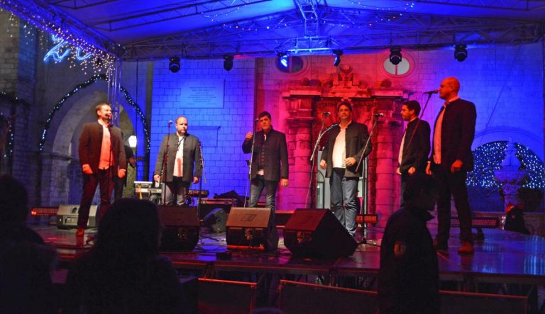 Klapa Rišpet napunila Stradun, 29.decembra nastupaju u Kotoru