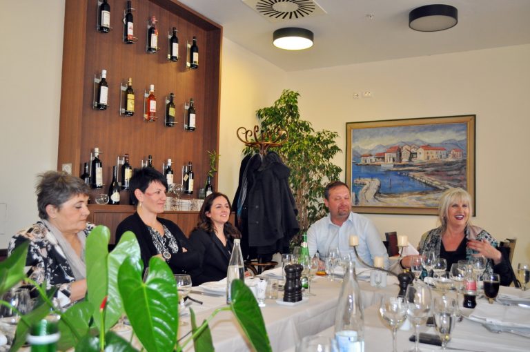 Gradonačelnica Tivta priredila novogodišnji ručak za tivatske novinare – Opština Tivat za Anđelu 5000 eura