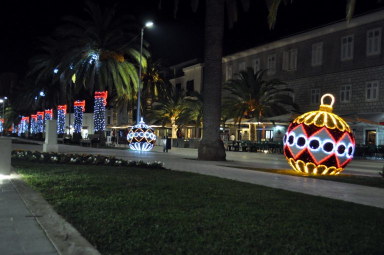 Vox populi kaže da Tivat ima najljepšu novogodišnju dekoraciju u Crnoj Gori