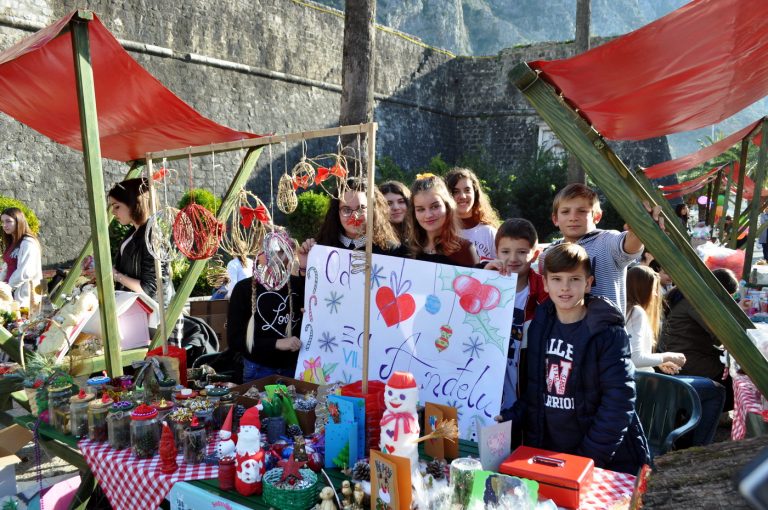 Kotor – Manifestacija “Od Božića do Božića” počela humanitarnim bazarom