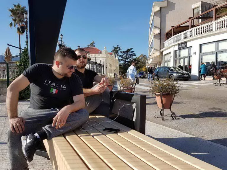 Herceg Novi dobio solarnu klupu