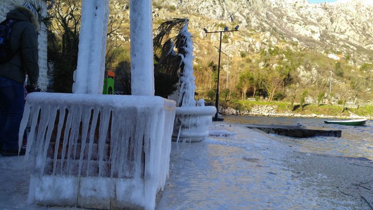 Priroda ukrasila Morinj za bijeli Božić (foto)
