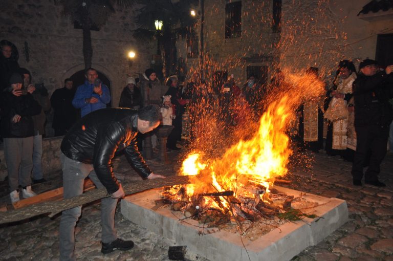 Kotor – vjernici naložili badnjake