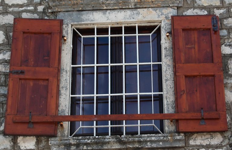 Tradicionalni drveni prozori u Boki Kotorskoj i njihova restauracija