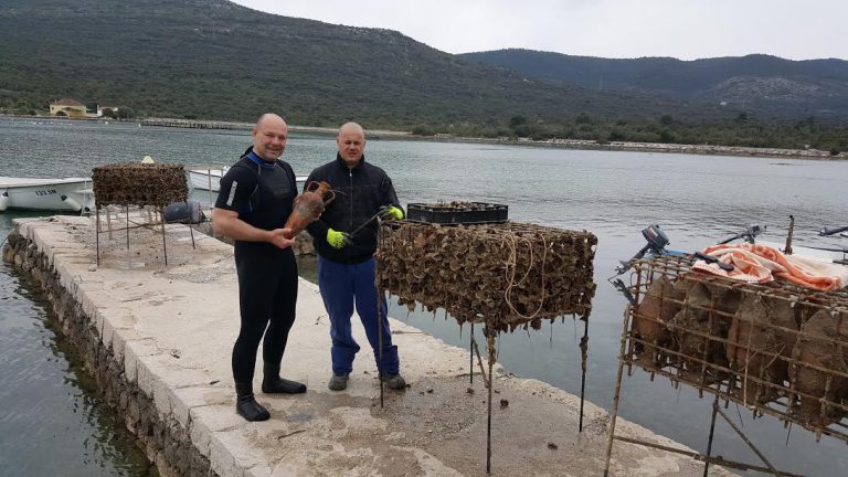 Roneći bocu po bocu vina odnose u morske podrume