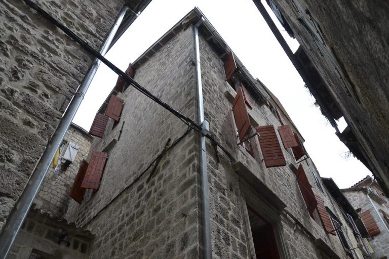 Kotor – izgorio krov i potkrovlje hostela “Old town”