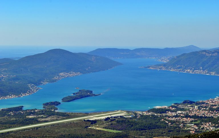 Motociklista preticao, pa ostao bez stopala?