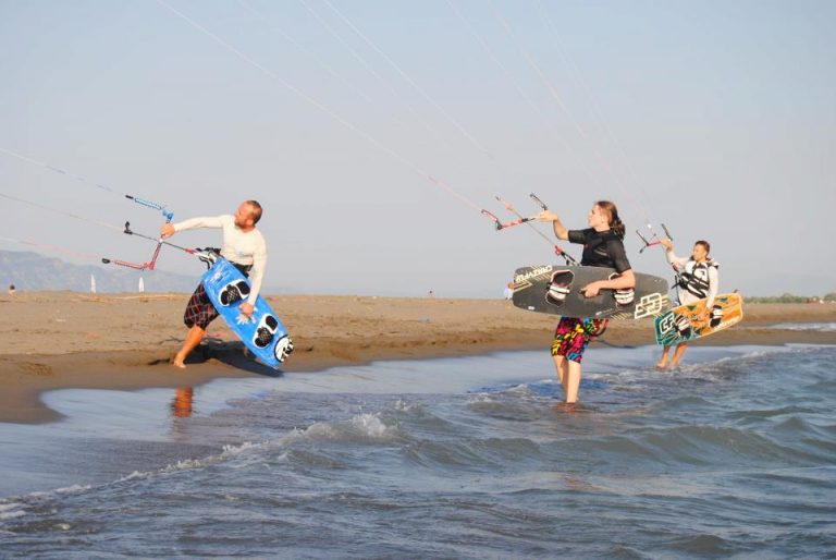 Ulcinj – na Velikoj plaži počela sezona kajt-surfinga