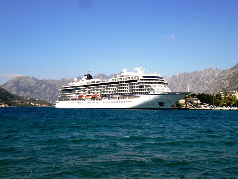Novosagrađeni kruzer “Viking Sky” vrijedan 400 miliona eura uplovio u luku Kotor
