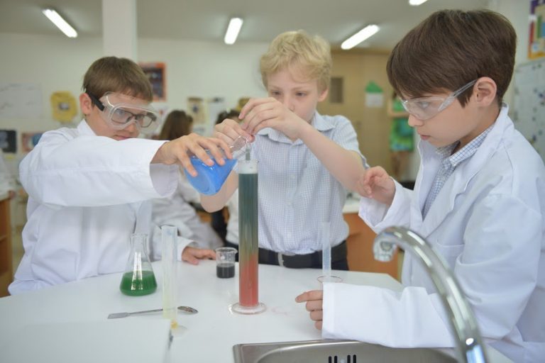 Knightsbridge Schools u Tivtu dodjeljuje dvije stipendije đacima iz Crne Gore