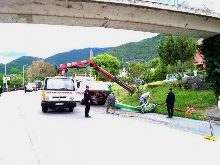Tivat – dizalicom zakačio nadvožnjak, saobraćaj bio u prekidu