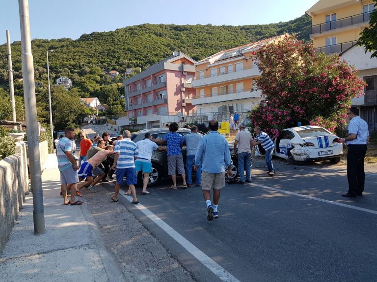 Kumbor – automobilom u radarsku patrolu, povrijeđen policajac