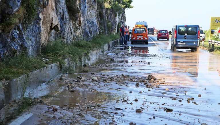 Velike gužve na putu zbog puknuća cijevi – dio potrošača u Boki bez vode