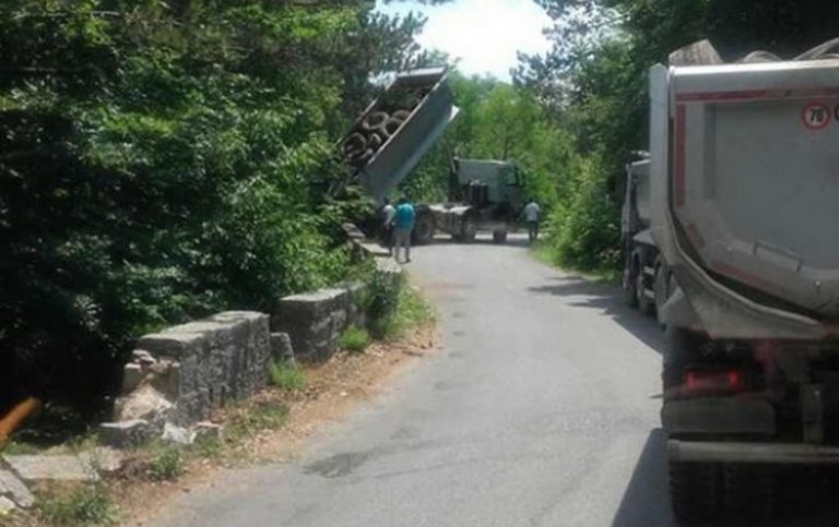 Kamioni guma istovareni na starom putu Kotor – Njeguši