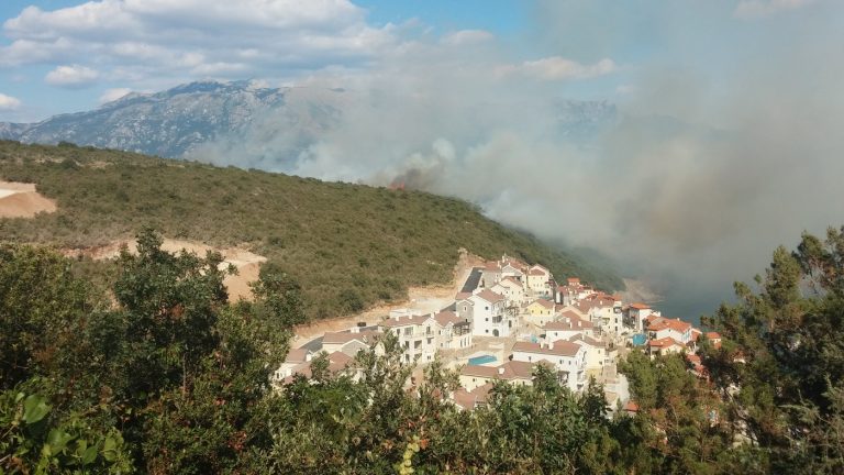 Gašenje trajalo cijelu noć, očekuju se avioni