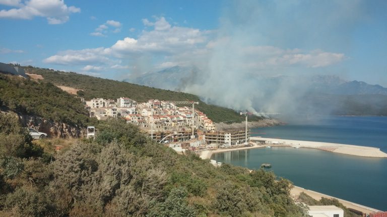 Tivat: Požar stavljen pod kontrolu, strahuju od pojačanja vjetra tokom noći