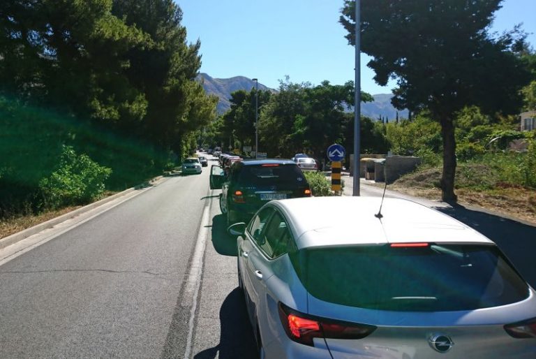 Proteklog vikenda – Na granici sa Crnom Gorom, kolone od 10 km, vatrogasci podijelili 1200 boca vode