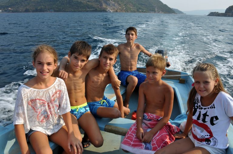 Mladi aktivisti NVO “Boka” u akciji čišćenja plaža – “Kada more kaže hvala”