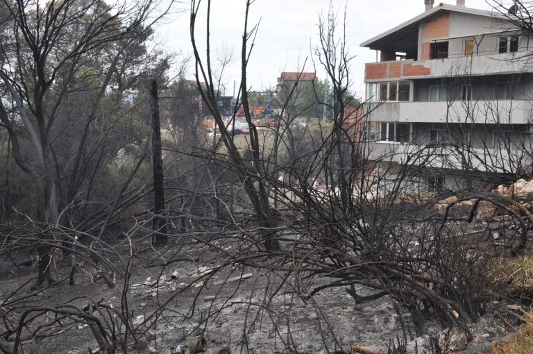 Tivat – kuće spašene, vatrogasci trenutno kontrolišu požar
