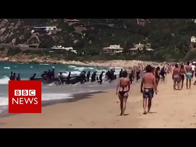 Migranti gumenjakom pristali na prepunu plažu u Španjolskoj