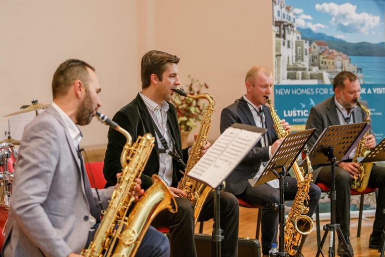 Promenada saksofona i Dodir mora – otvorena izložba, održan koncert