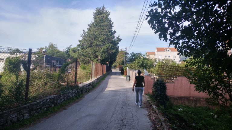 Neće dozvoliti širenje ulice preko svojih dvorišta