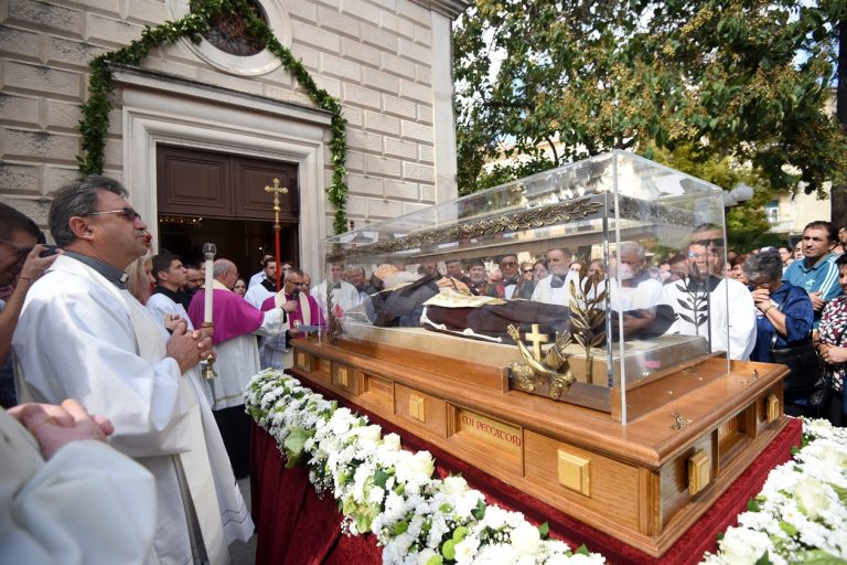 Sveca dočekalo mnoštvo Zadrana noseći ga na rukama!